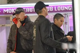 56岁徐锦江陪妻儿逛街购物，妻子的发型太扎眼图片