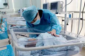 夫妇经八年怀上双胞胎：第一胎早产夭折，第二胎69天后顺产图片