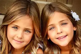 图揭世界“最美双胞胎”姐妹，遗传太可怕，全家都长得犯规图片