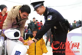 深圳北站：机器人战警助力平安出行图片
