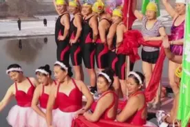 大妈为抗癌冬泳3年：零下20多度咬牙下水，三年基本没感冒图片