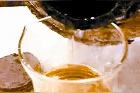 白酒颜色发黄是怎么回事图片