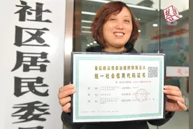 武汉市发出首张居委会特别法人“身份证”，居民在社区办事更便捷图片