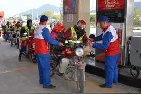 春运路上的“网红” 加油站：6年为“摩托大军”免费加油，资深骑友每年都来歇脚图片