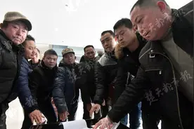 装修公司尾款未结玩失踪，欠下农民工200多万工钱，业主方承诺建共管账户帮忙维权图片