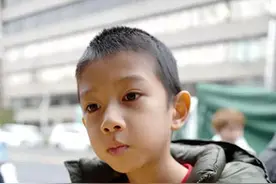 明星星二代长相惊人：胡静的儿子梳平头太帅，甜馨越长越美图片