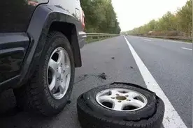 高速上车辆爆胎 你会换轮胎吗？交警教你怎么正确处理图片