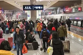 今年春运首列“红眼高铁”到汉，候车厅通宵为换乘旅客开放，的士公交及时对接图片