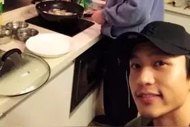 魏晨俞灏明合体过小年互喂饺子，网友：你俩要公开吗？图片