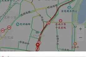 济南顺河高架桥一宾利车自燃引发大堵车图片