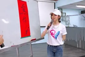 邓紫棋见粉丝抢票失败暖心送两张：看了心痛图片