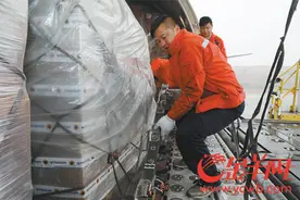 节前空运不休息 他们带着年货“飞”图片