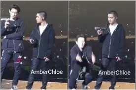 朴灿烈与D.O花式玩话筒 因打断CHEN讲话下跪致歉图片