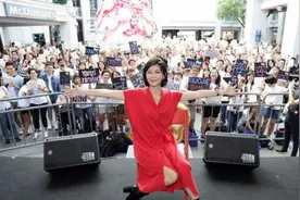 孕妈忙不停！孙燕姿带肚宣传新专辑，与粉丝合影心情大好图片