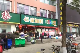 购物后被要求查看小票，顾客与生鲜超市店员起冲突图片