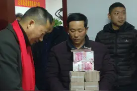 河南郑州：农民工兄弟领工资啦！600万现金当场发放图片