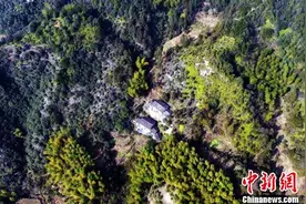 航拍江西德兴深山村落 古朴自然如“世外桃源”图片