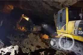 这座隧道里架两座桥 火车将从桥上驶过图片