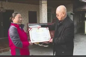 女子带着公公改嫁照顾18年 家里两个公公成好朋友图片