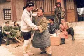 98年央视版《水浒传》的幕后珍贵照片，那时的演员太敬业，一代经典！图片