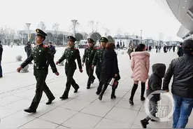 春运路上 重庆西站流动的“活地图”图片