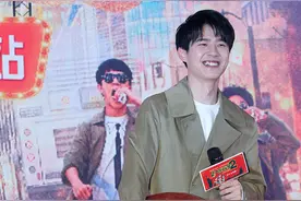 刘昊然绿色风衣气质清新 抱“猪蹄”露虎牙凹造型图片