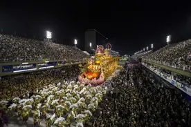（国际）（1）里约热内卢：特级组桑巴舞校花车巡游表演落幕图片