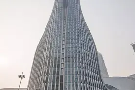 太恐怖！杭州来福士51楼空降玻璃 砸破楼下奔驰图片