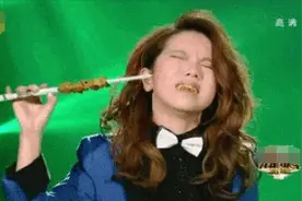 毫无违和感！邓紫棋的话筒被P成烤串 表情神到位图片