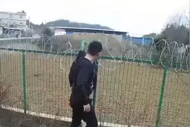 下火车就翻铁丝网，民警追上一查是刚吸毒的图片