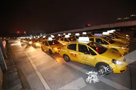 「网络媒体走转改」深夜重庆西站重庆北站不好打车？1500辆“雷锋的士”接你回家图片