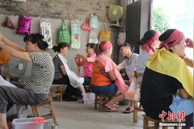 “体面”过春节 古老美容术绞脸受宠图片