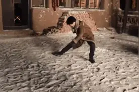 姿势满分！王俊凯头戴毡帽妖娆坐雪地表情傲娇图片