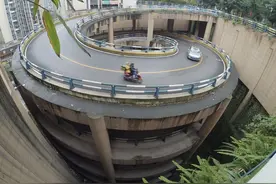重庆一小区现魔幻“旋转”公路 回家要转1440度图片