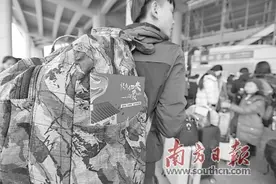 为留守儿童家庭发放亲子沟通指南图片