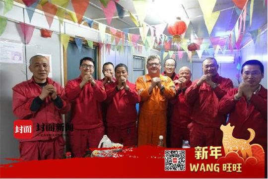 成都小伙在巴基斯坦做钻井工程师 这个新年最快乐的事就是吃中餐贴春联