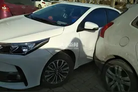 烟台一夫妻倒车发生剐蹭，处理问题时孩子留在车内致二次剐蹭图片