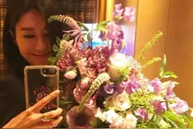 男朋友送的？胡定欣收鲜花称“感受令我永记在心”图片