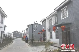 风灾安置小区的第一个春节：家家户户挂国旗 欢乐祥和过新年图片