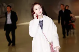 佟丽娅赶飞机都这么美 网友：这撩头发真是秒杀我了图片