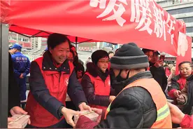 郑州火车站300名志愿者今天将免费送出3600份饺子图片