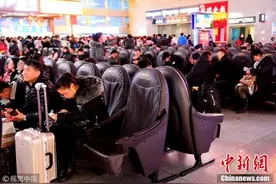 沈阳火车站现豪华候车室 4千个按摩椅可充电图片