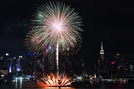 （国际）（11）纽约燃放焰火庆祝中国春节图片