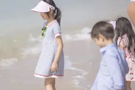 《爸爸5贺岁篇》萌娃奶爸海边嬉戏 造型“接地气”图片