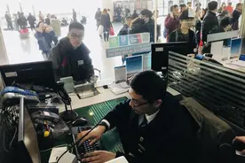 这些人每天敲击键盘上万次 只为让你坐上回家的列车图片
