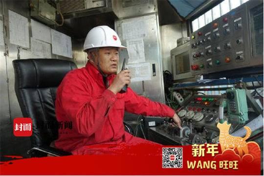 成都小伙在巴基斯坦做钻井工程师 这个新年最快乐的事就是吃中餐贴春联