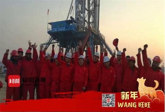 成都小伙在巴基斯坦做钻井工程师 这个新年最快乐的事就是吃中餐贴春联