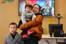 孩子们给远赴非洲维和的亲人敬了个军礼……图片