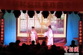 金狗闹新春 浙江湖州除夕夜里文化礼堂透年味图片
