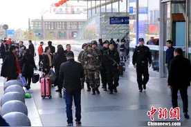 浙江温州武警春节不缺席 坚持为民站岗图片